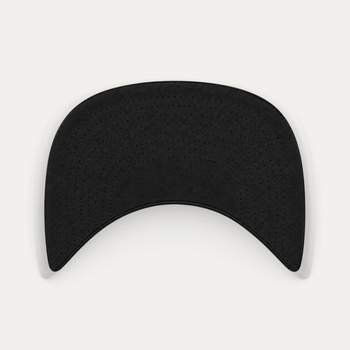 Detalle de visera inferior de la gorra AURENS Focus Black / Gold