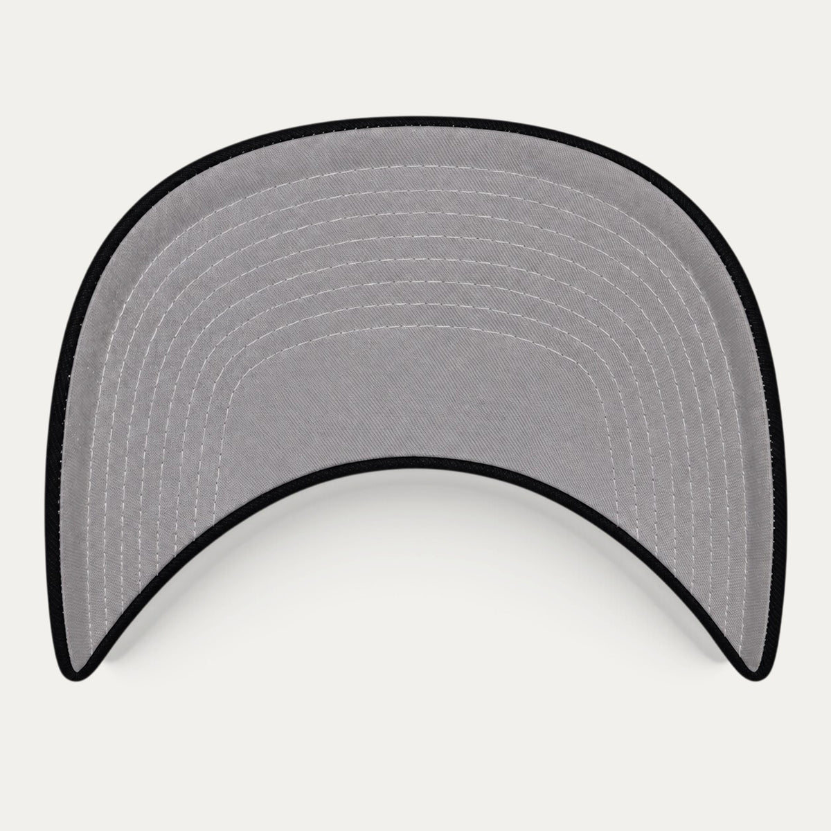 Detalle de la visera de la gorra AURENS Classic Black / White