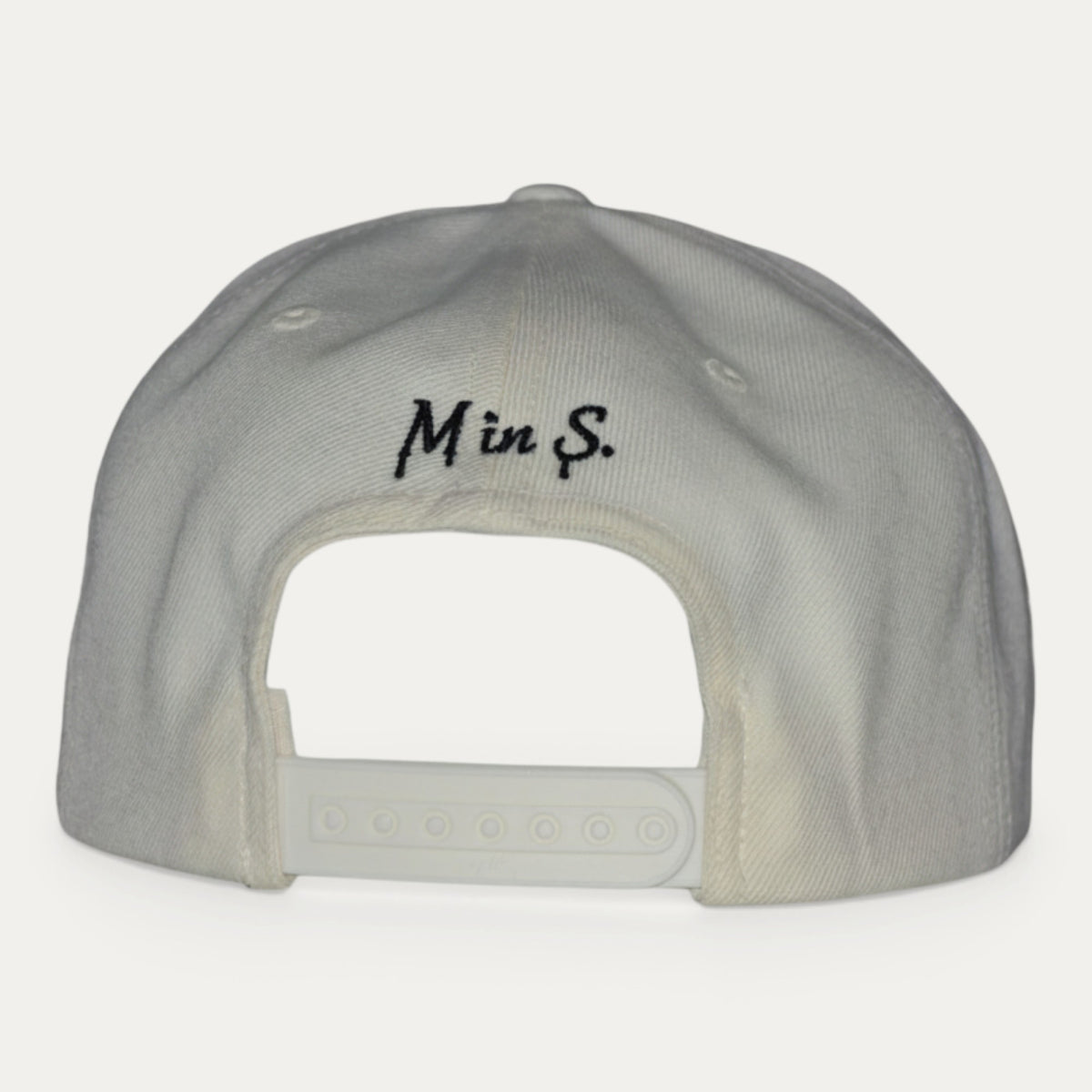 Gorra AURENS Focus Natural / Black, vista trasera con bordado M in S.