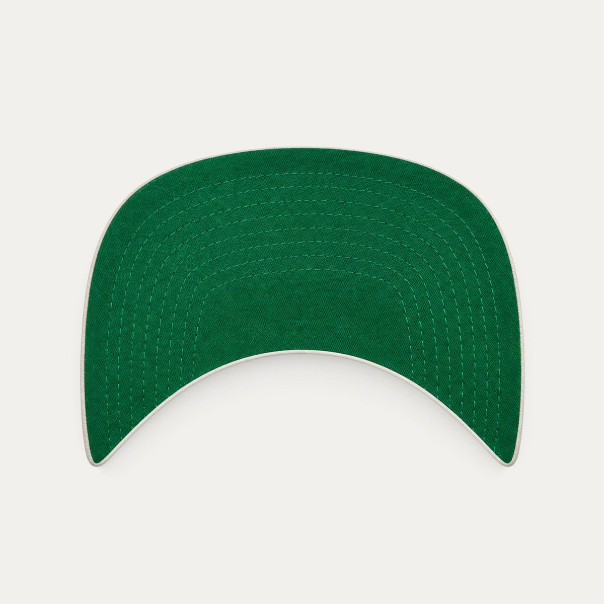 Detalle de visera inferior verde de la gorra AURENS Focus Natural / Black