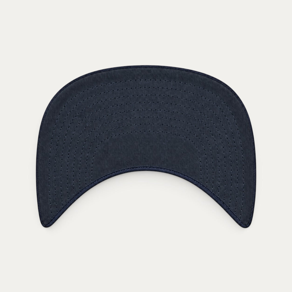Detalle de visera inferior azul marino de la gorra AURENS Focus Navy / Gold