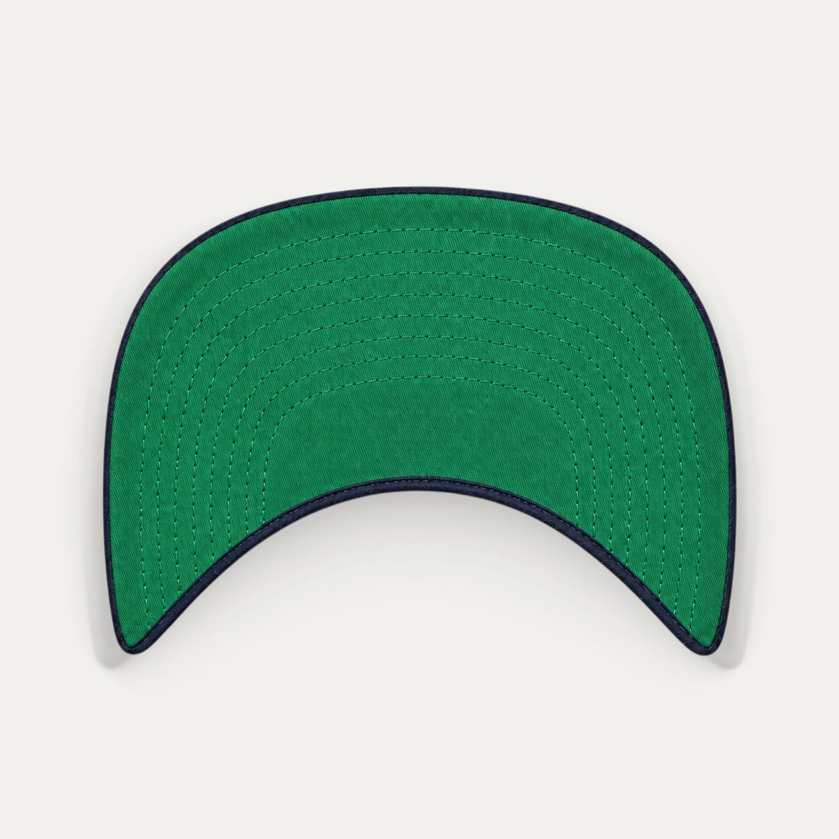 Detalle de visera inferior verde de la gorra AURENS Focus Navy / Gold
